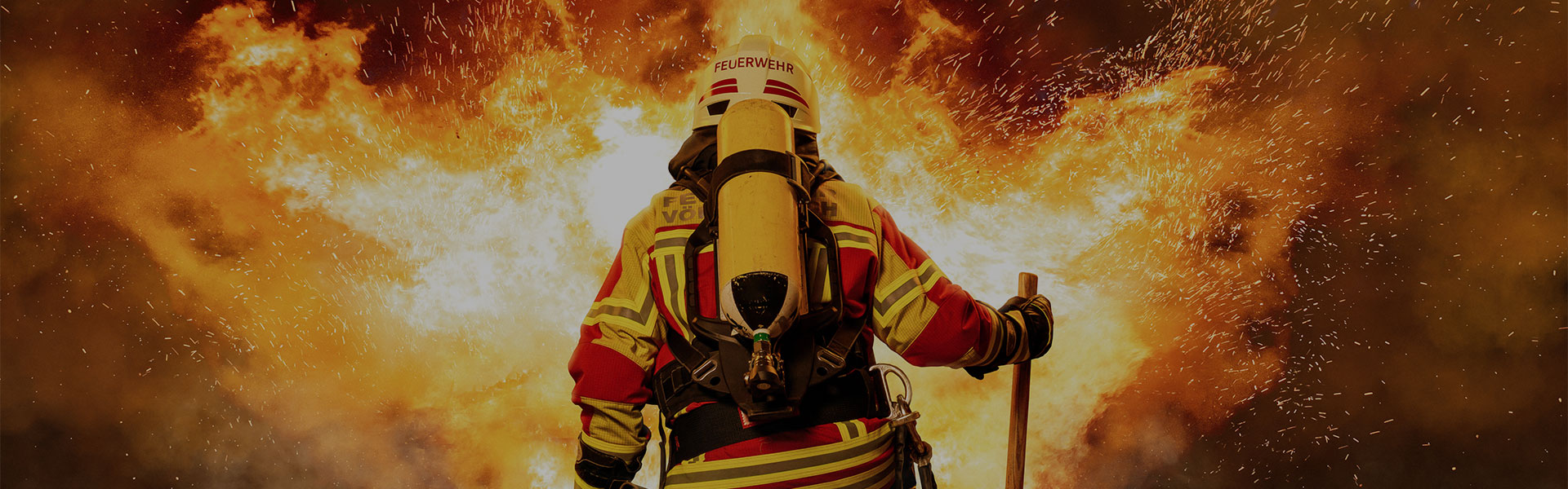 Feuerwehrmann vor Flammen und Funken Feuerwehrmann vor Flammen und Funken