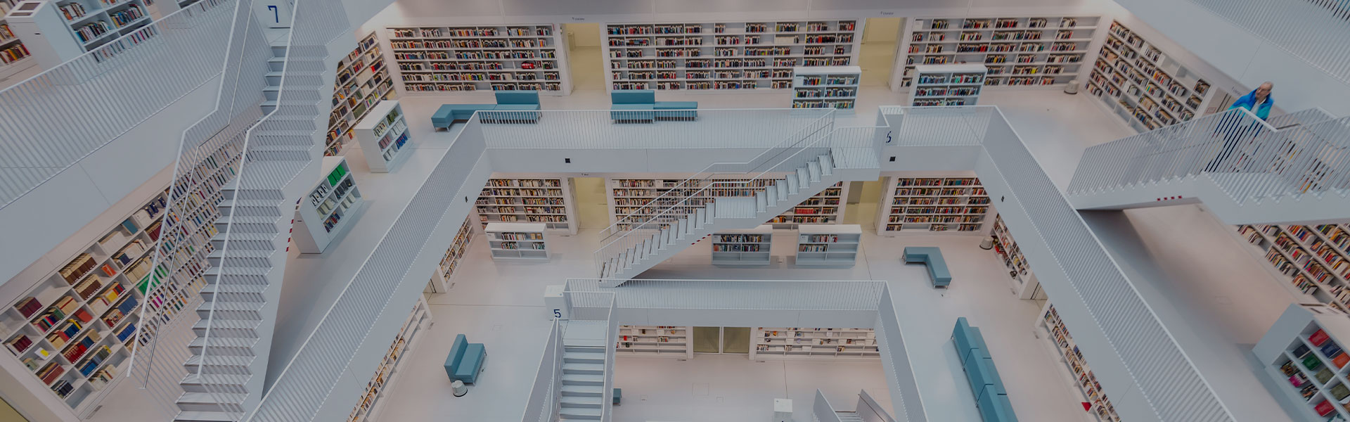 Ansicht von oben auf große, offene Bibliothek